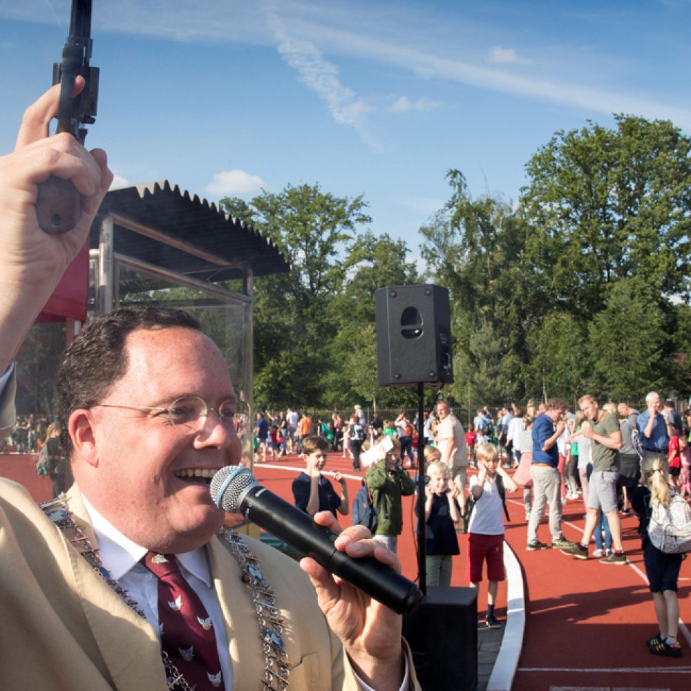De-Avond4daagse-Vught-gaat-door_Burgemeester-geeft-startschot De-Avond4daagse-Vught-gaat-door_Burgemeester-geeft-startschot