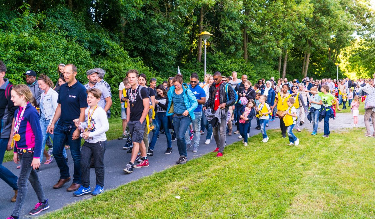 Lelystad,,The,Netherlands,,June,9,,2017:,Kids,And,Parents,Walking